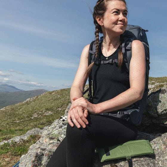 Highlander Taitettava Istuinalusta - Musta